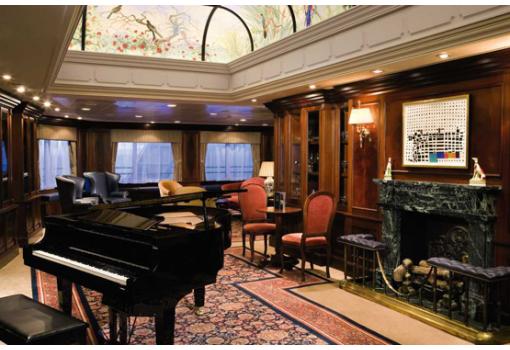 El elegante Michael´s Club, con su vidriera y su chimenea
